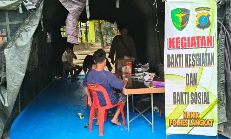 Polres Langkat Berikan Pelayanan Kesehatan bagi Pengungsi Banjir