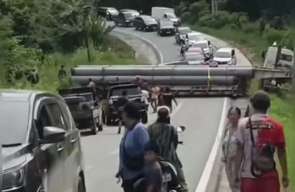 Truk Trailer Menghambat Arus Lalu Lintas di Jalan Poros Samarinda-Bontang