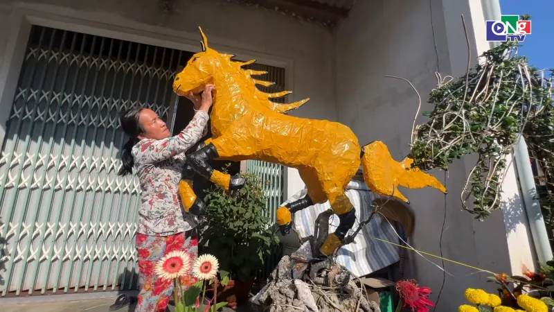 Ibu Phuong Ciptakan Maskot Kuda Unik untuk Rayakan Tet