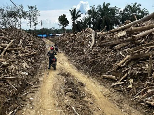 Relawan Jhonlin Group Buka Akses Jalan Pasca Banjir di Aceh Tamiang
