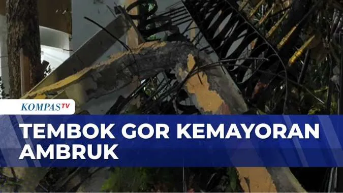 Tembok GOR Kemayoran Ambruk Terkena Angin Kencang, Belasan Kendaraan Tertimpa