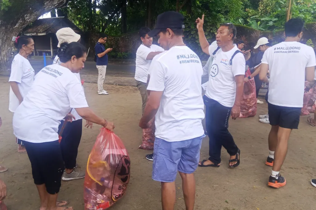 Komunitas Malu Dong dan BNI Gelar Aksi Bersih di Pantai Mertasari