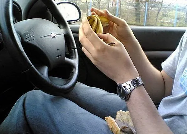Tips Aman Buka Puasa di Mobil saat Macet
