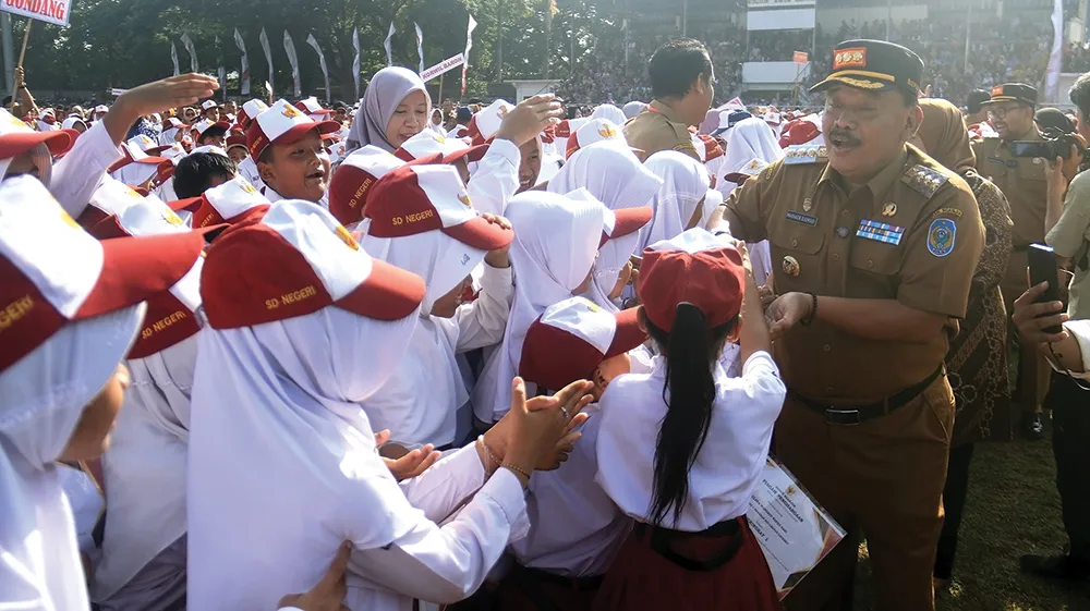 Pemkab Nganjuk Salurkan Beasiswa untuk Ribuan Siswa dan Atlet Berprestasi