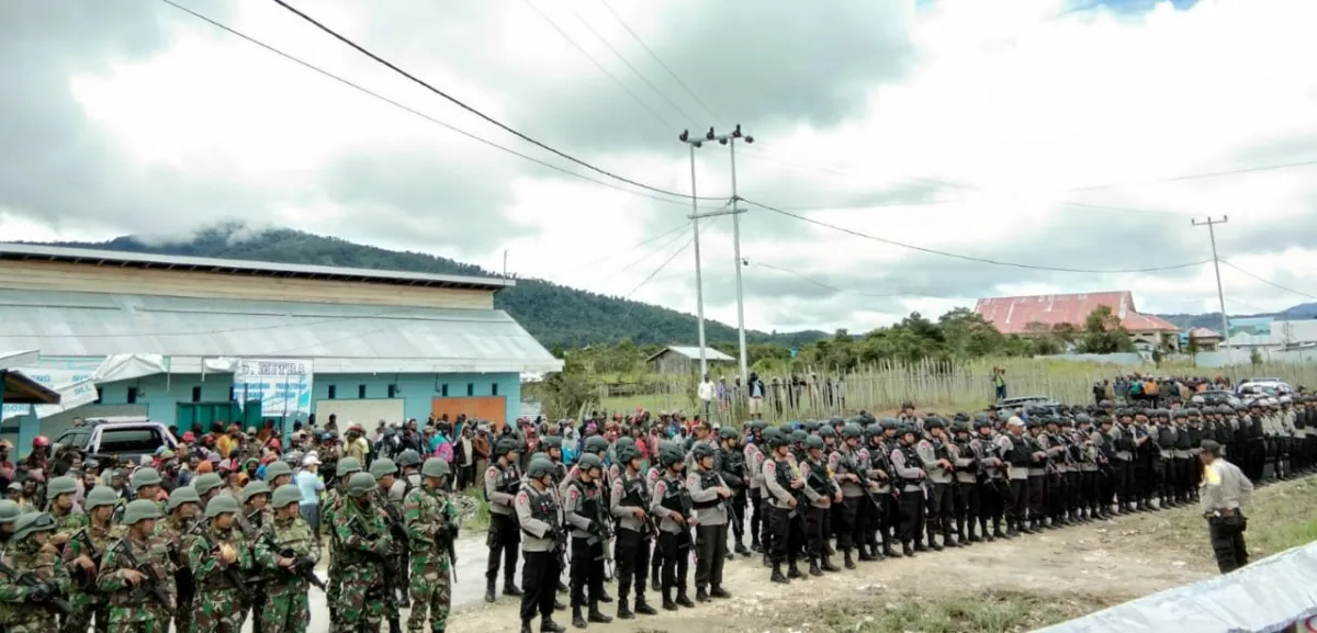 Pengamanan Rapat Pleno Pemilihan Bupati Deiyai oleh Polri dan TNI