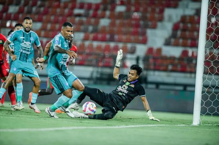 Kiper Persebaya Berbagi Tantangan Latihan Saat Ramadan