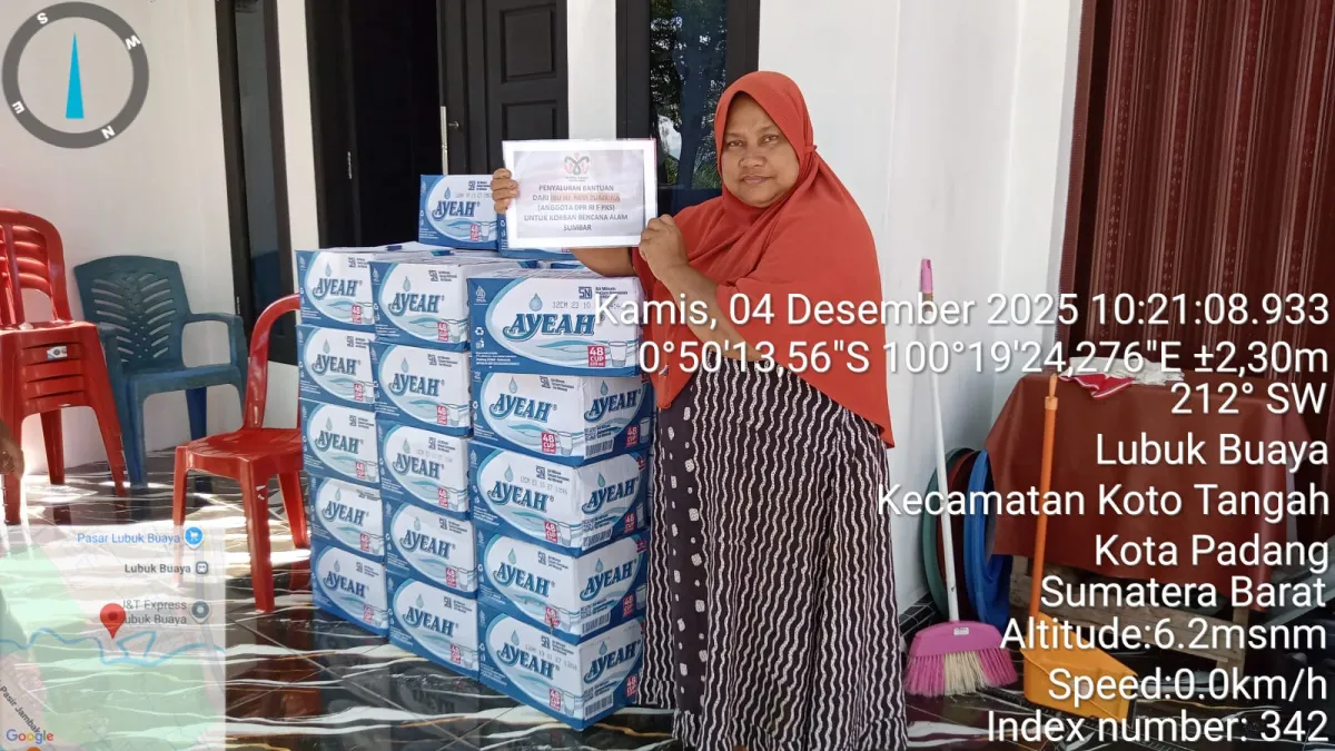 Nevi Zuairina Hargai Upaya Relawan Forum Sehat Koto Tangah dalam Membantu Warga Terdampak Banjir di Padang