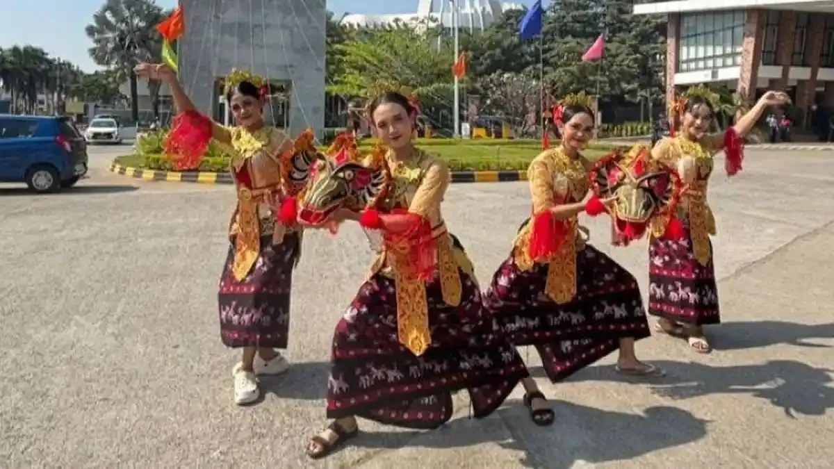 Mahasiswa UPGRIS Tampilkan Tari Harmoni Warak di VIBRANCE VIT 2026 India