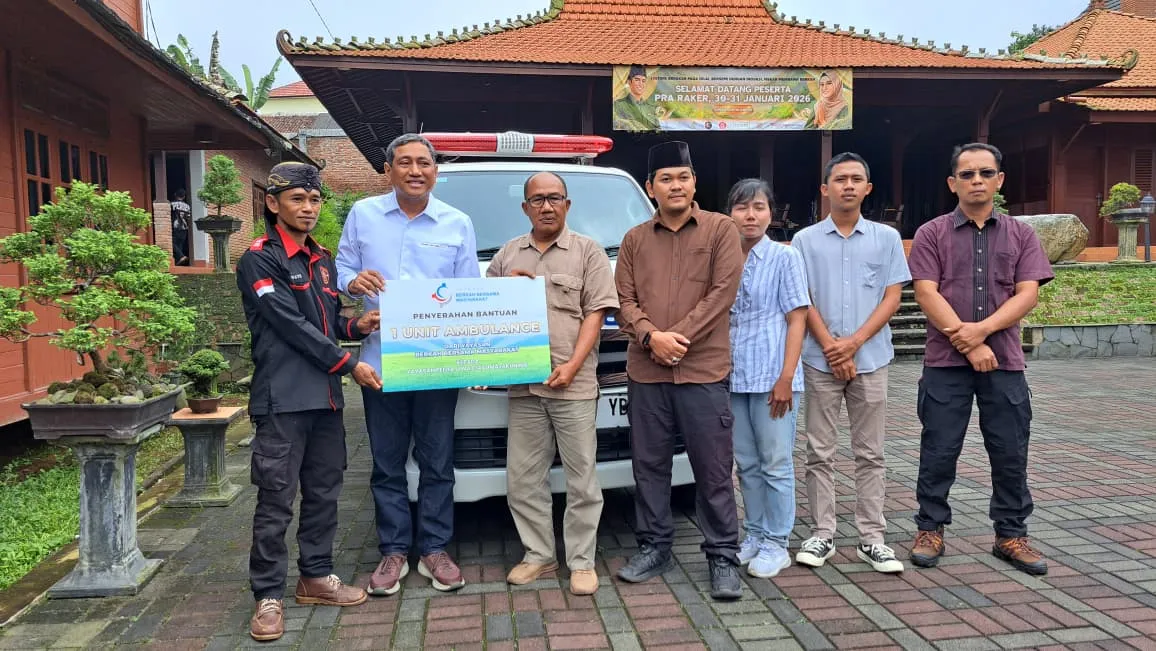 H. Rokhmat Ardiyan Serahkan Ambulans untuk Masyarakat Melalui Yayasan Berkah Bersama