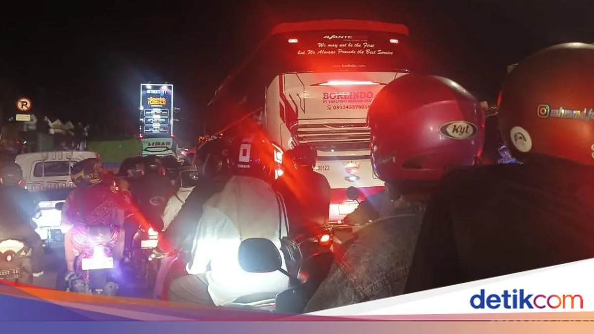 Kemacetan Panjang Terjadi di Jalan Poros Makassar-Maros Malam Ini