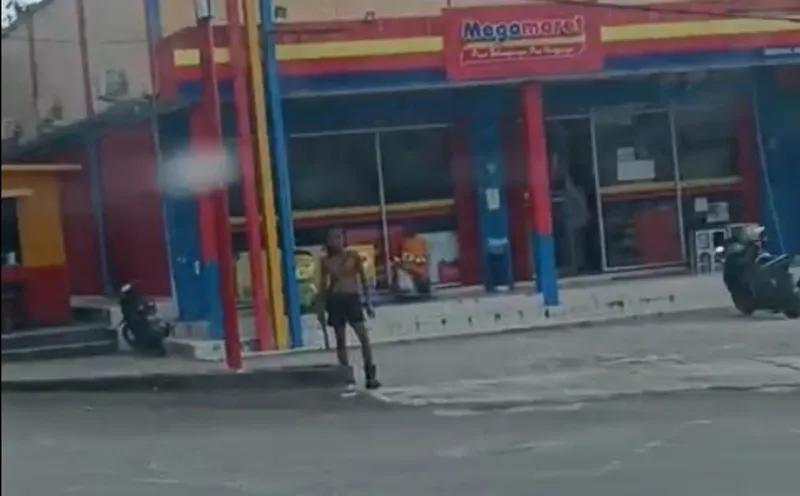 Warga Pangkalan Bun Resah oleh ODGJ Bawa Parang di Jalan Raya