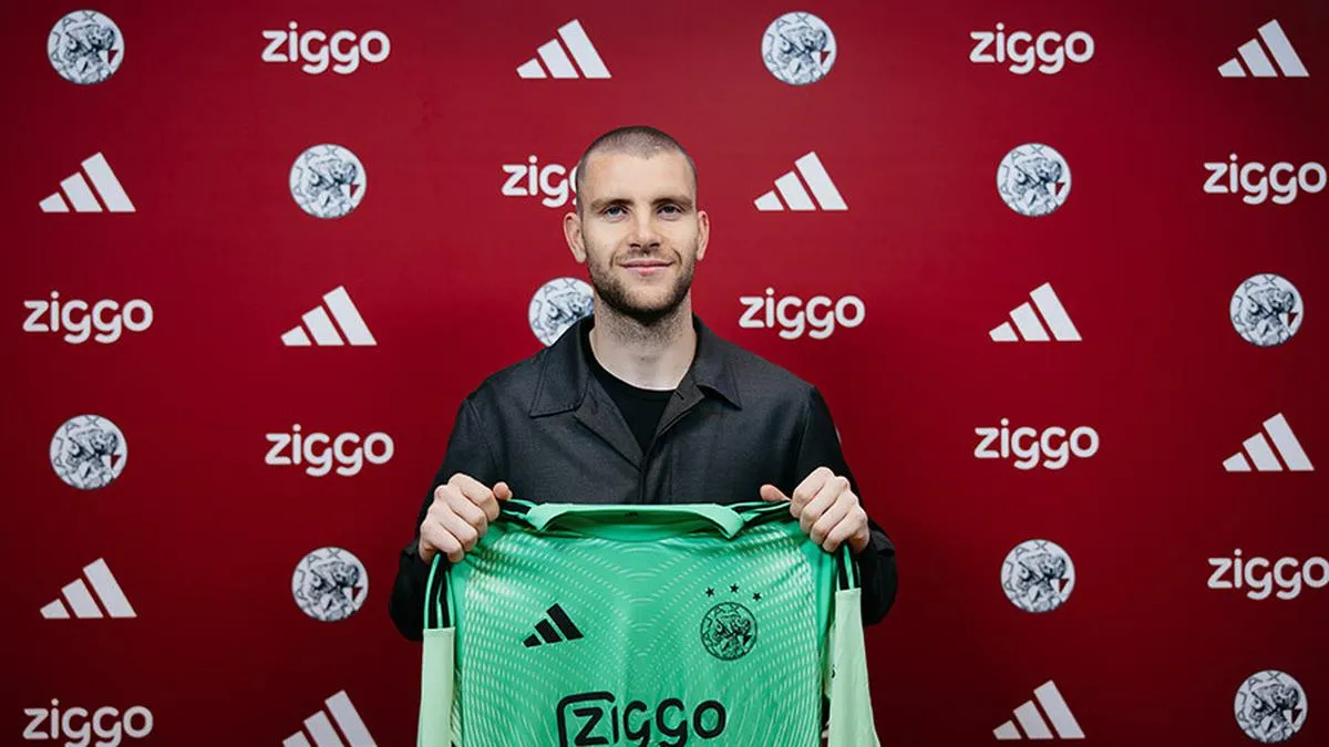 Maarten Paes Siap Debut di Ajax Setelah Cedera Kiper Utama