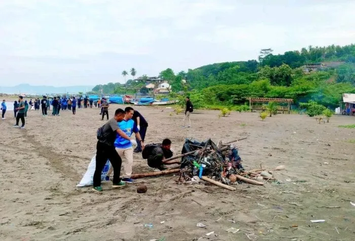 Bupati Asep Japar Pimpin Aksi Bersih Pantai Gadobangkong Jelang Ramadan