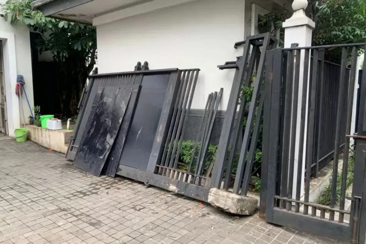 Pengemudi Mengantuk Tabrak Pagar Rumah Jusuf Kalla di Jakarta