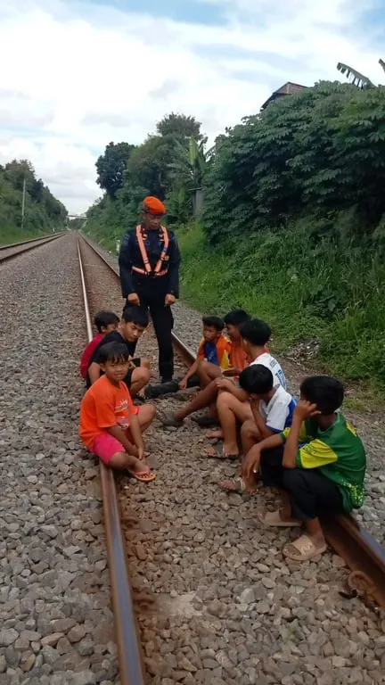 KAI Daop 2 Bandung Larang Aktivitas di Jalur Rel Selama Ramadan untuk Keamanan Bersama