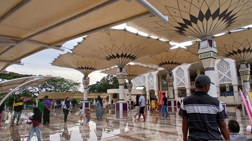 Masjid Agung Al Amjad: Destinasi Ngabuburit dan Kuliner Takjil di Tangerang