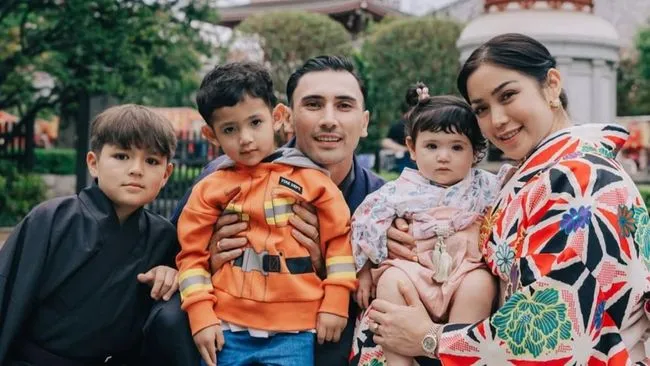 Jessica Iskandar dan Vincent Verhaag Terapkan Metode Parenting 7-7-7 untuk Tiga Anak