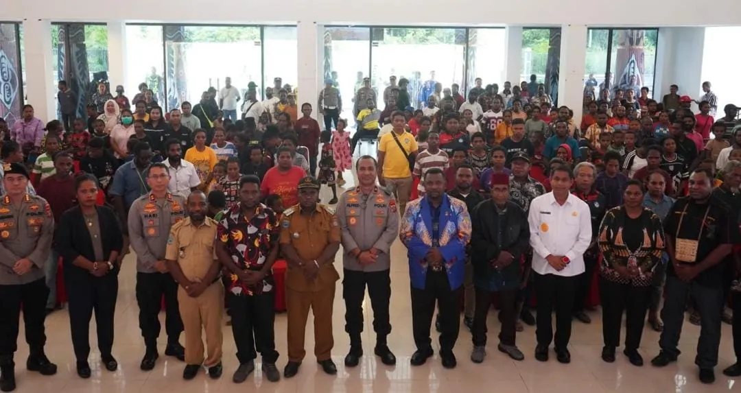 Kapolda Papua Barat Berikan Tali Asih kepada Pengungsi di Teluk Bintuni