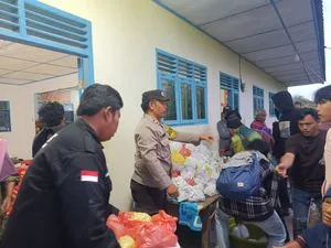 Polres Tapanuli Selatan Salurkan 300 Paket Makanan Bergizi untuk Pengungsi Banjir di Sipirok