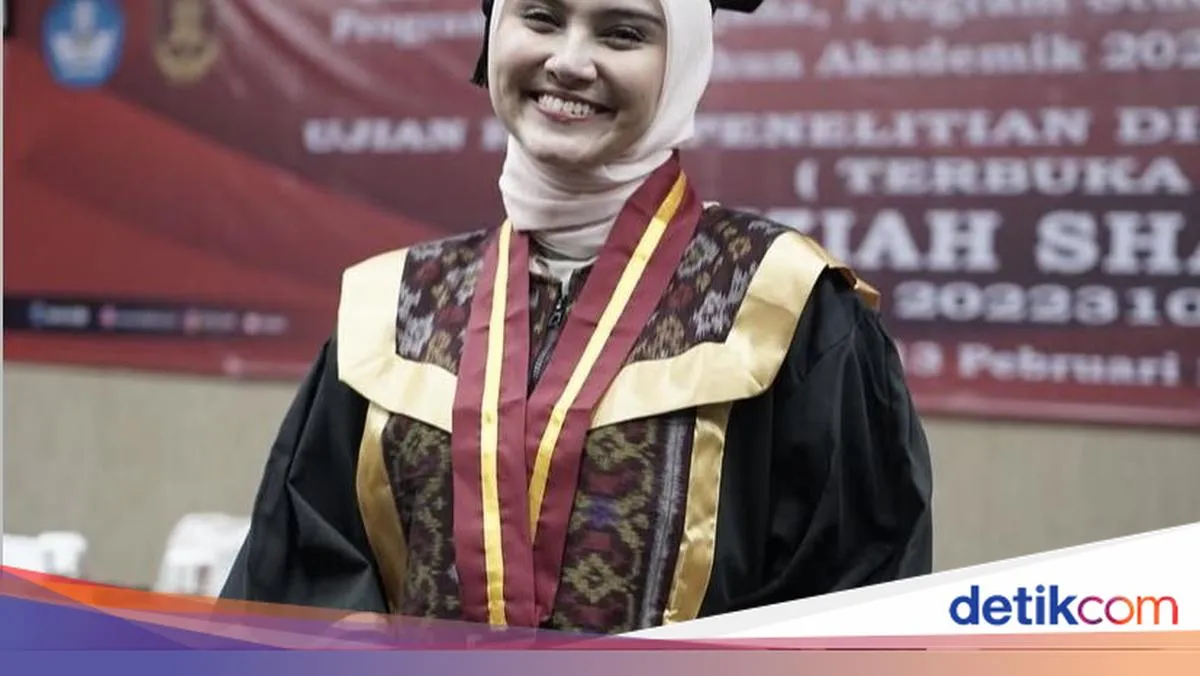 Zee Zee Shahab Nikmati Kuliner Kaki Lima dari Sop Kambing hingga Kopi