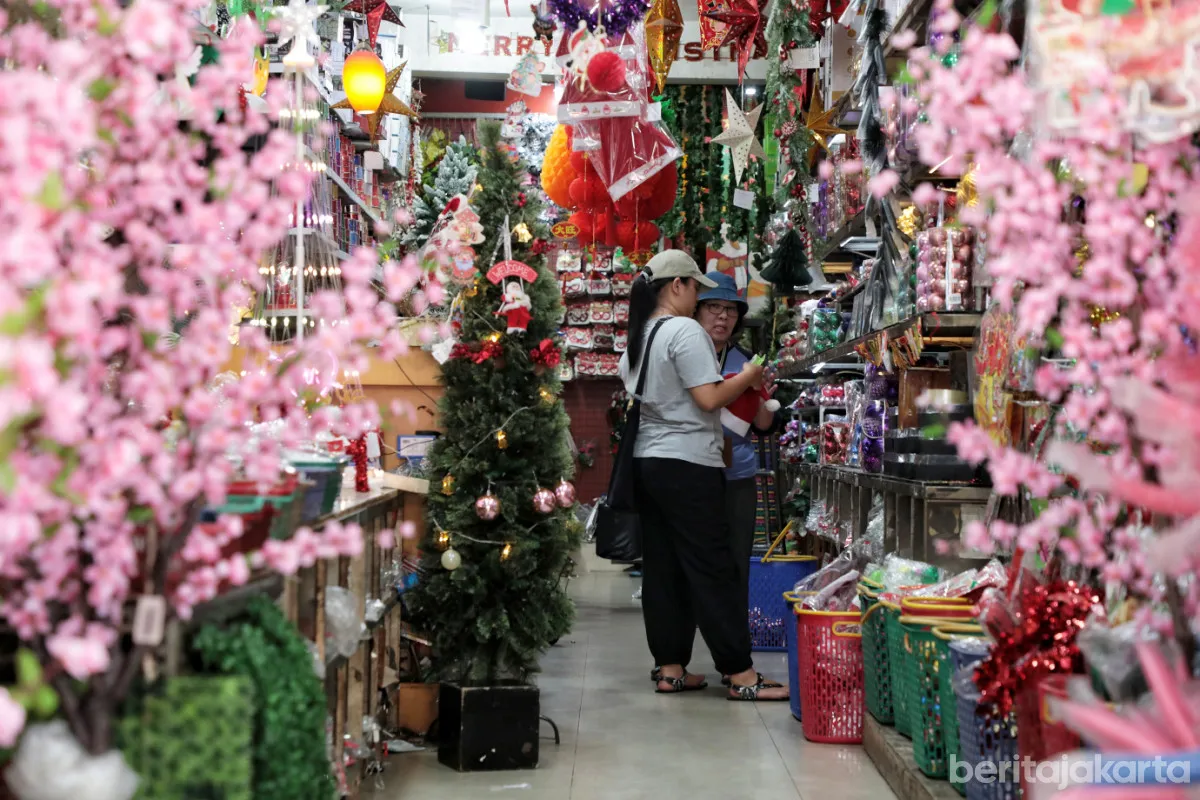 Pasar Asemka Jadi Destinasi Utama Belanja Pernak-pernik Natal