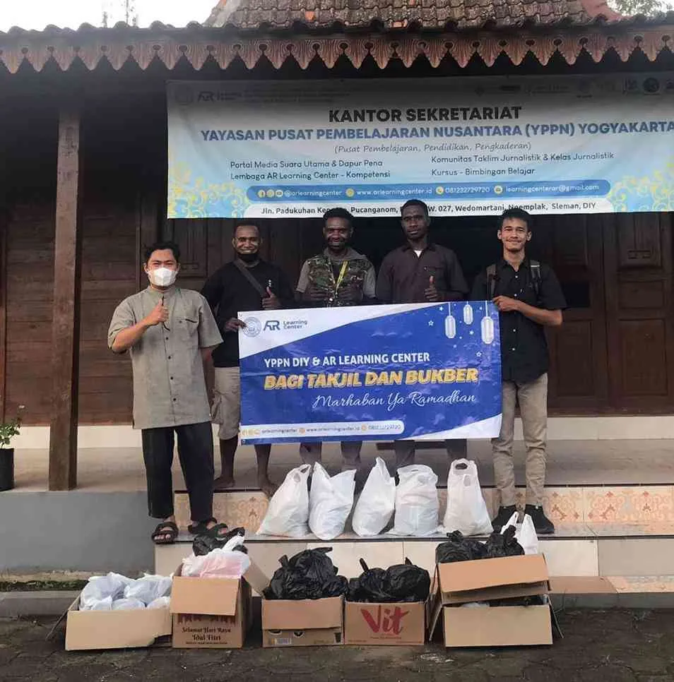 Yayasan AR Learning Center Bagikan Takjil dan Bingkisan Lebaran di Yogyakarta