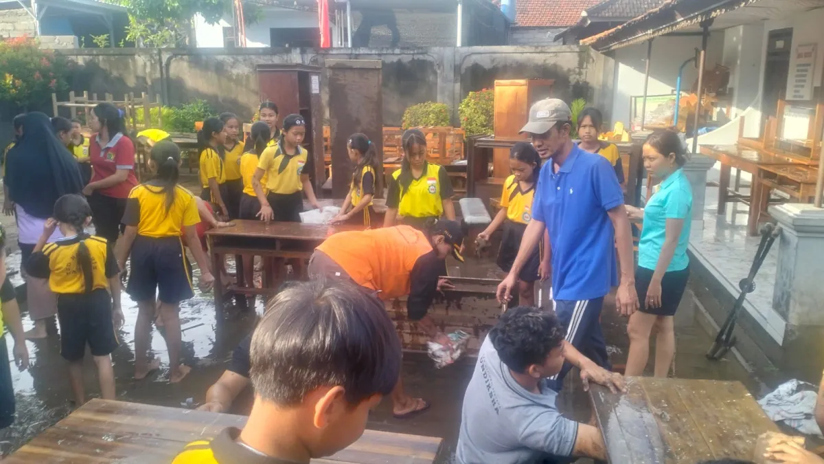 Proses Pembelajaran Daring di SDN 5 Banjar Akibat Terendam Banjir Bandang