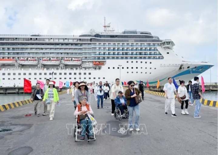 Kapal Pesiar Adora Mediterranea Sandar Pertama di Vietnam Tengah di Tahun Kuda 2026