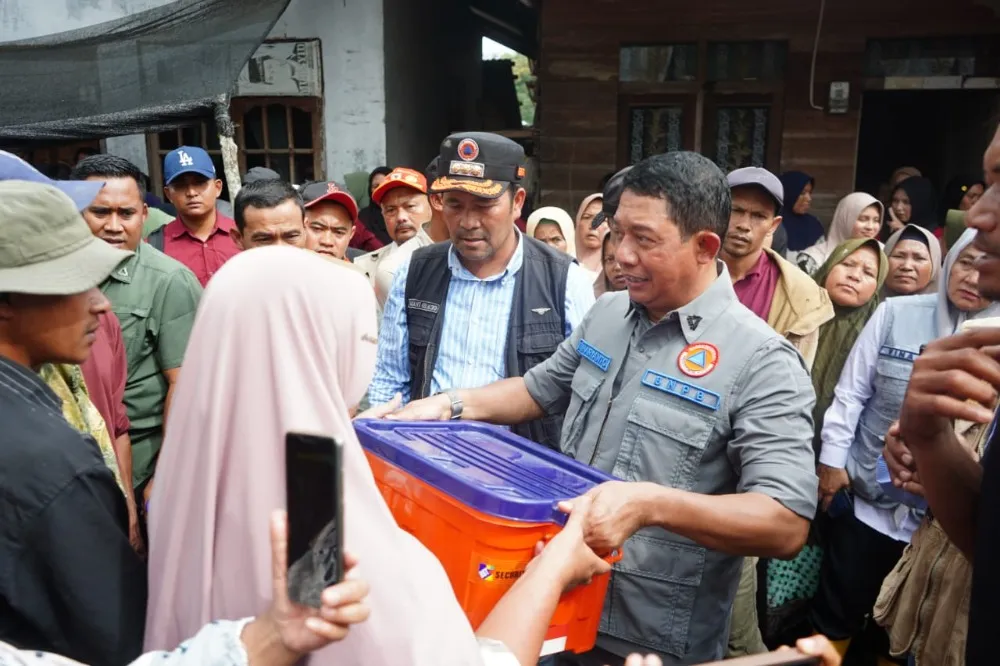 Bupati Aceh Tengah dan Kepala BNPB Kunjungi Pengungsi di Rusip Antara