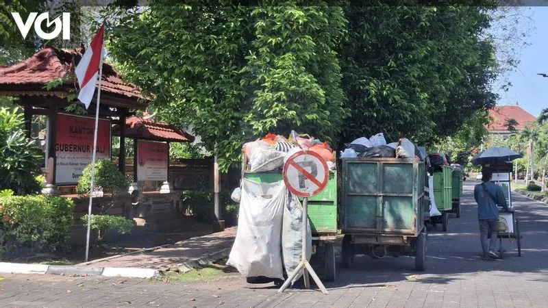 Puluhan Motor Gerobak Sampah Menumpuk di Gerbang Kantor Gubernur Bali
