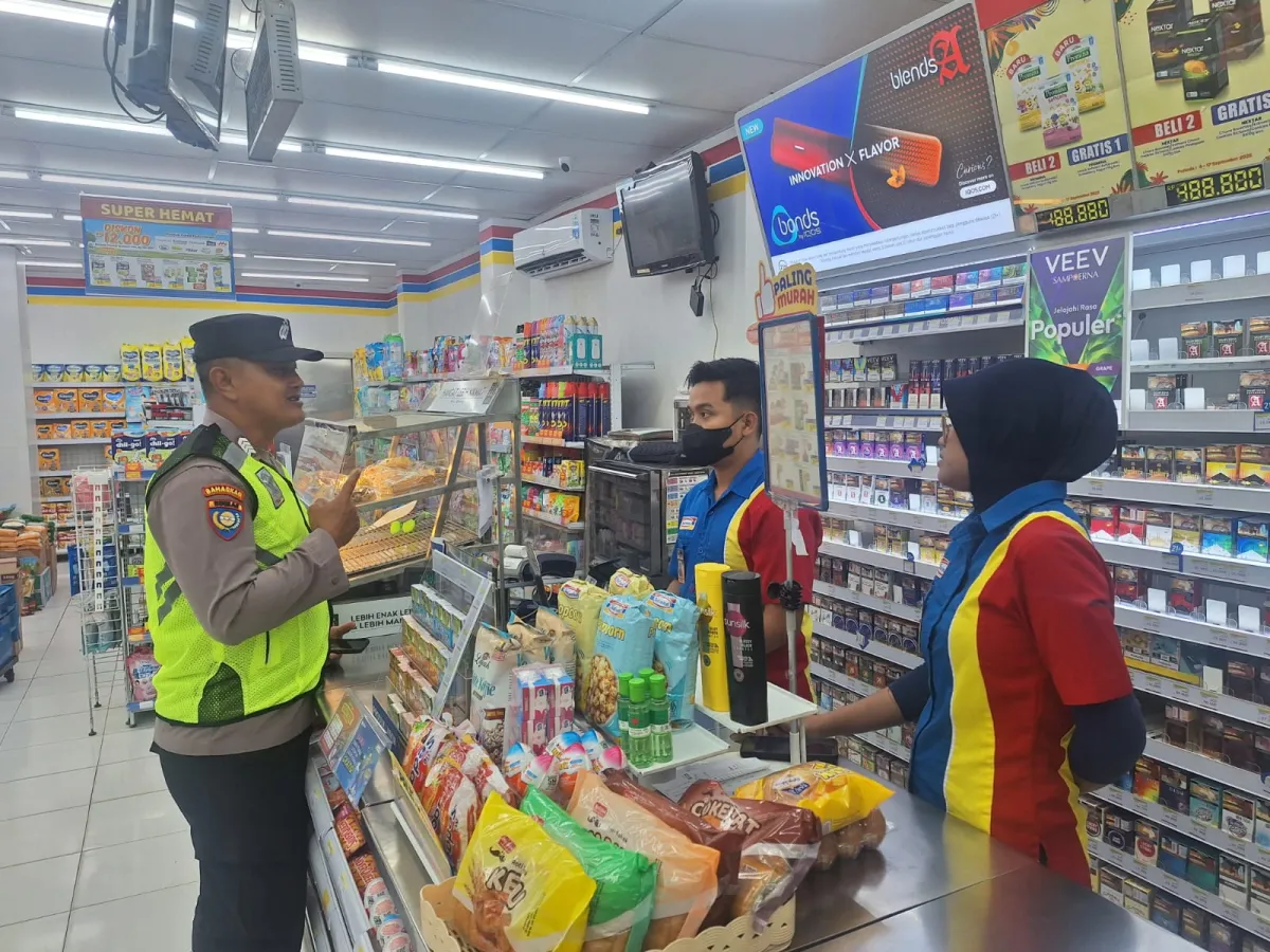 Polsek Campurdarat Lakukan Patroli untuk Cegah Kriminalitas di Pusat Perbelanjaan