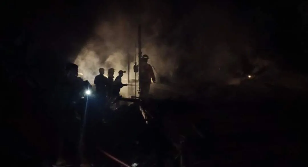 Kebakaran Hanguskan Rumah Kosong di Geleo Baru, Tiga Motor Terbakar