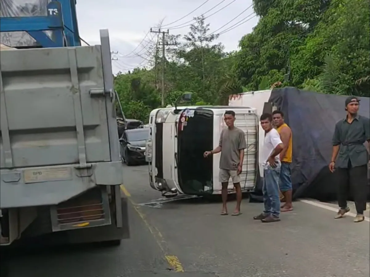 Kecelakaan Lalu Lintas di Jalan Poros SMR-BON, Truk Terbalik dan Mobil Avanza Ringsek