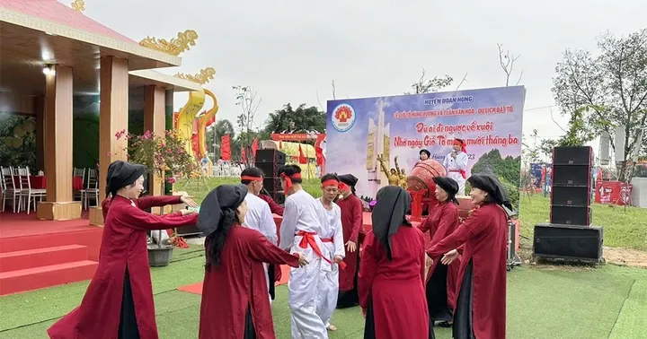 Nyanyian Xoan Memeriahkan Festival Musim Semi di Tanah Leluhur