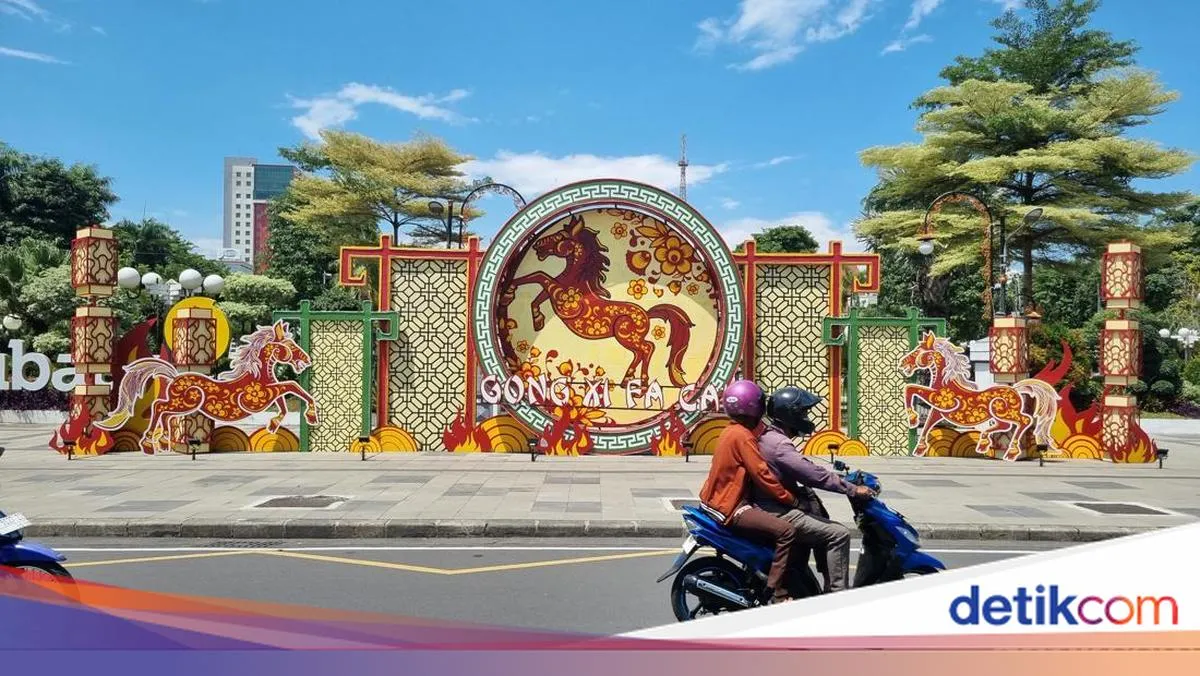Ornamen Kuda Api Hiasi Surabaya Sambut Imlek 2577