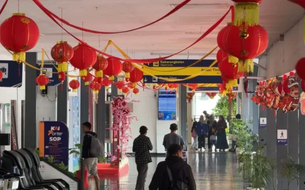 Stasiun Madiun Hadirkan Dekorasi Tematik Imlek 2577 untuk Pelanggan