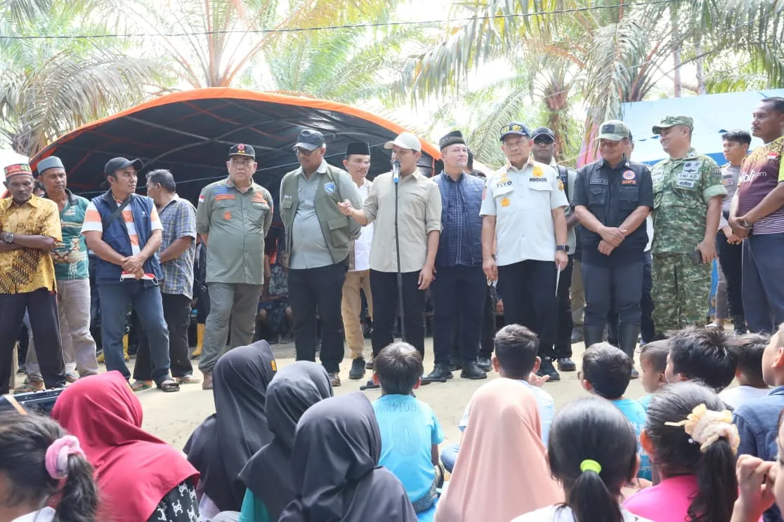 Mendagri Serahkan Bantuan dan Minta Huntara Dipercepat untuk Pengungsi Banjir Aceh Utara