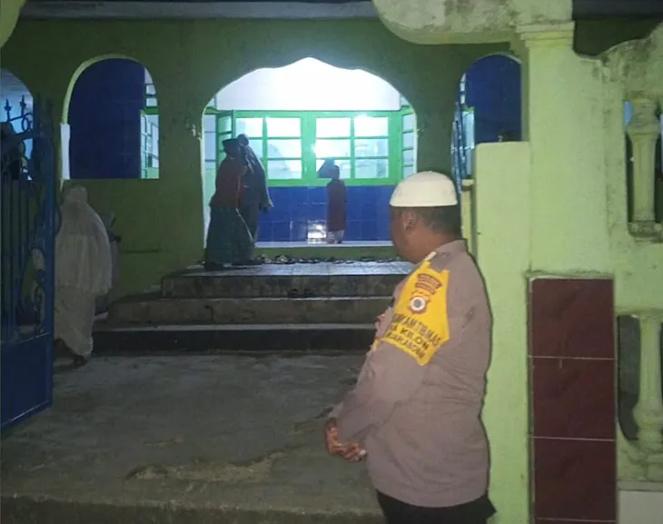 Pengamanan Ibadah Tarawih di Masjid Baitulmakmur oleh Bhabinkamtibmas Kilon
