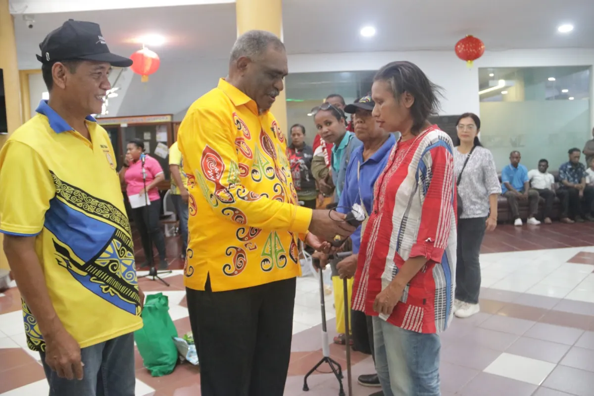 Wali Kota Jayapura Serahkan Bantuan Alat Bantu untuk Penyandang Disabilitas
