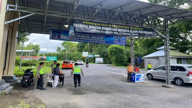 Patroli Dialogis Polresta Sleman di Gerbang Kaliurang: Meningkatkan Keamanan dan Kewaspadaan di Kawasan Wisata