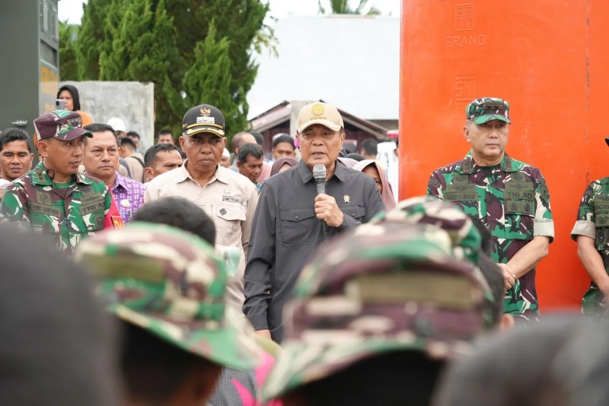 Menko Polkam Kunjungi Pengungsi dan TNI di Kabupaten Agam