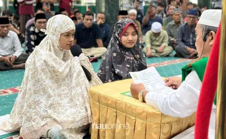 Dua Wanita Memeluk Islam di Masjid Raya An Nur Awal Ramadan