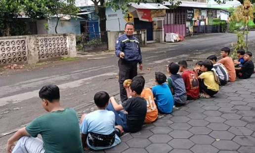 Polisi Dekati Remaja di Prenggan untuk Cegah Perang Sarung Selama Ramadan