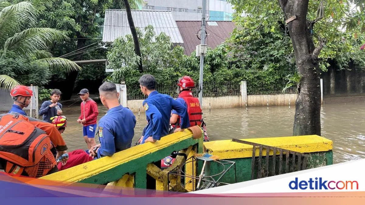 Kapolres Jaksel Tinjau Banjir di Pela Mampang: Tinggi Genangan Menurun ke 55 Cm
