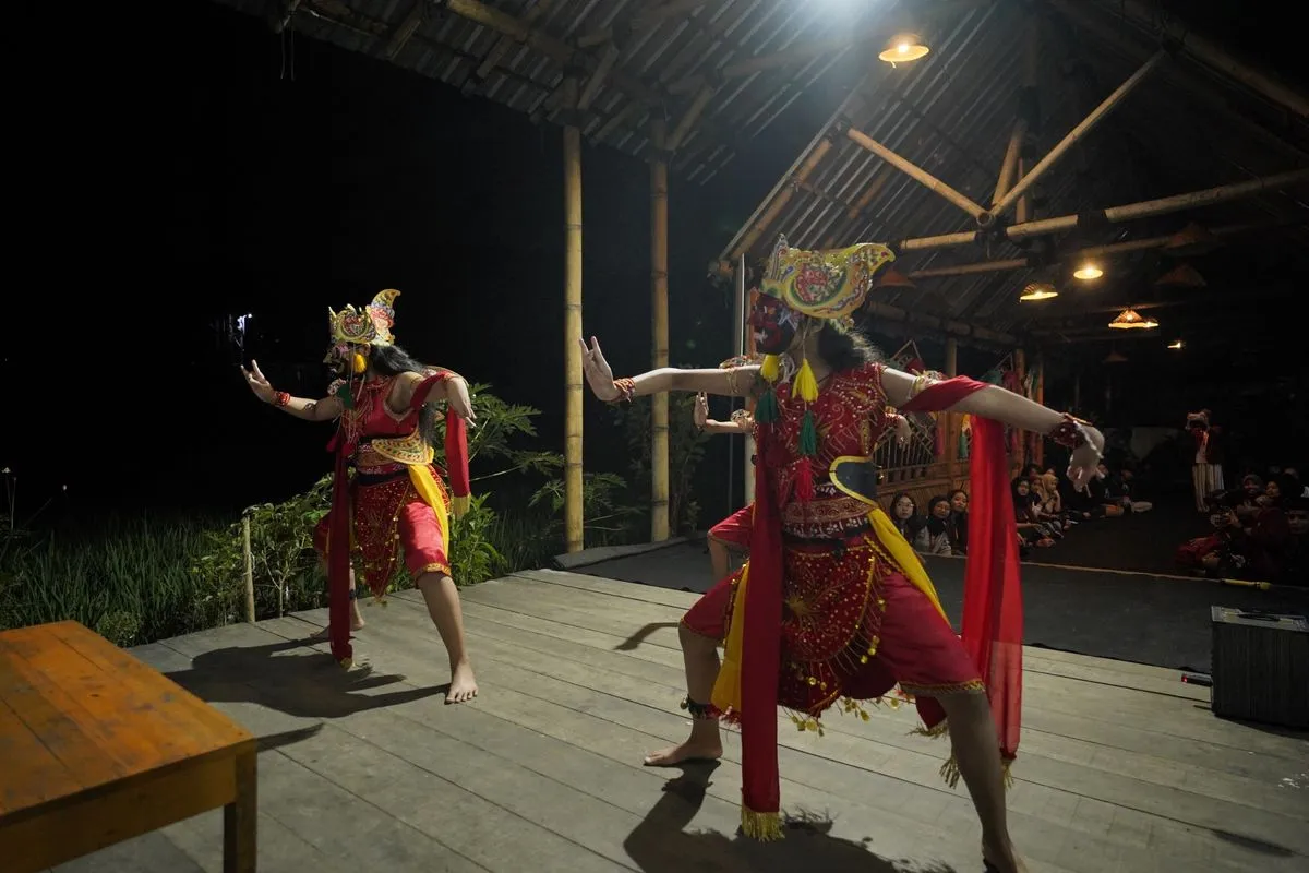 Penari Topeng Malangan Bangunkan Warga untuk Sahur di Kampung Budaya Polowijen