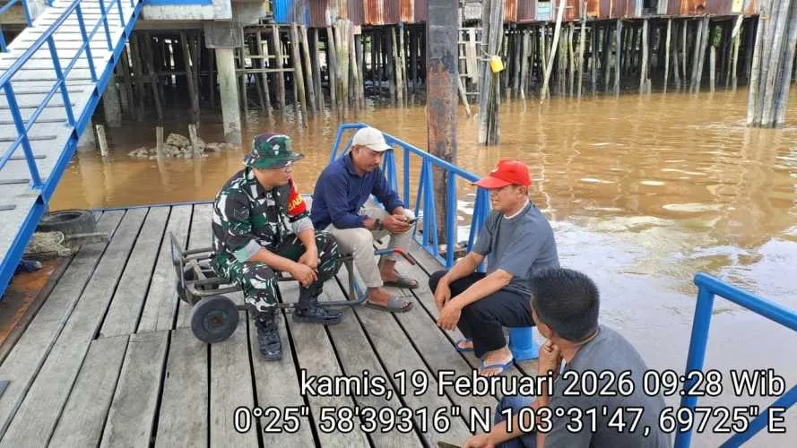 Babinsa Pulau Burung Gelar Komsos Ramadhan Bersama Buruh Pelabuhan