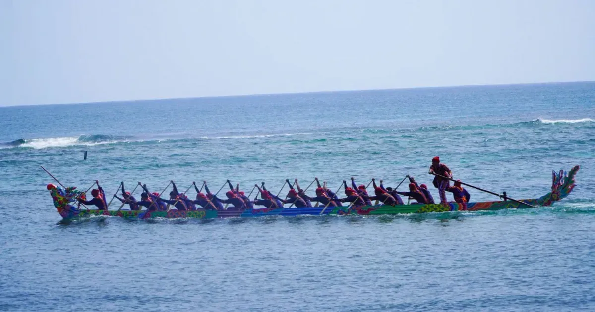 Festival Balap Perahu Tradisional Empat Hewan Suci di Ly Son