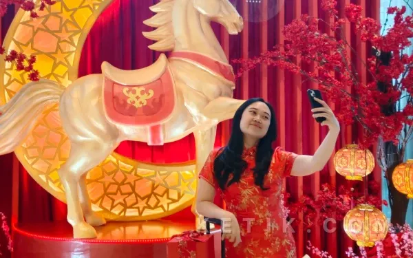 Dekorasi Kuda Api Emas Hiasi Tahun Baru Imlek 2026 di Surabaya