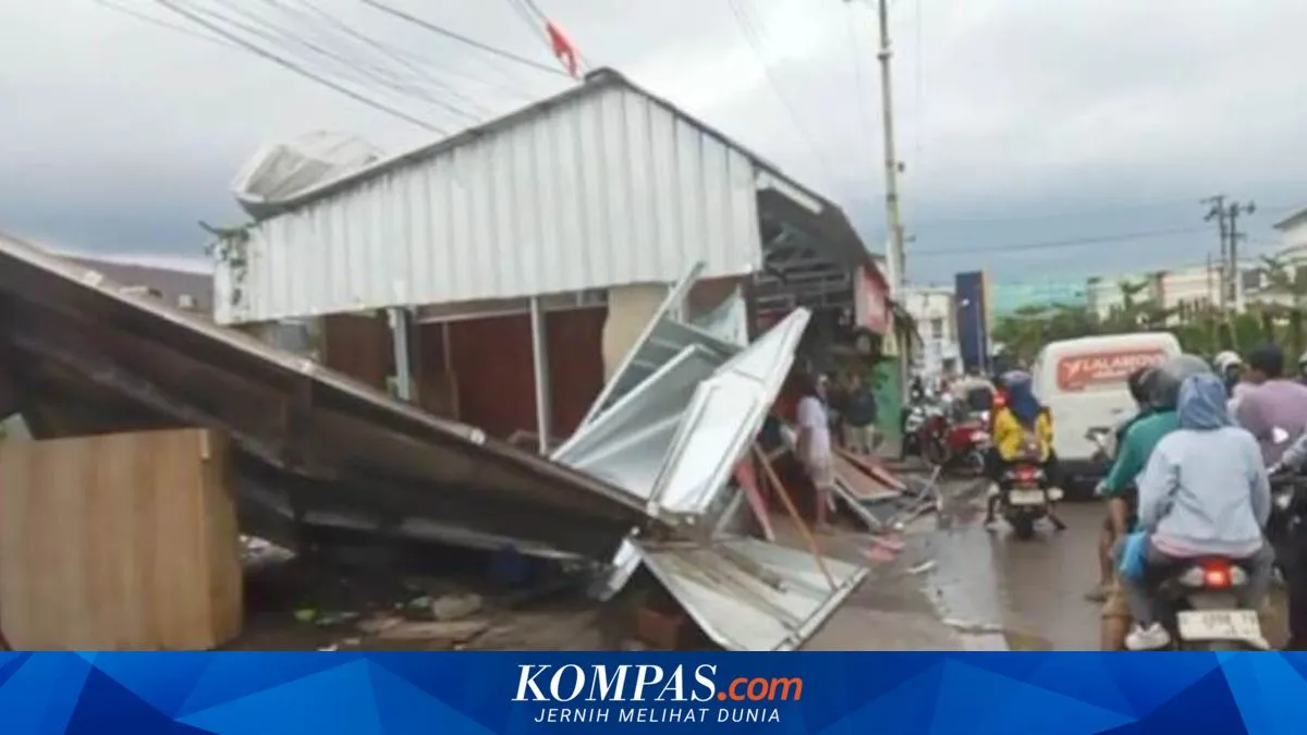 Puting Beliung Rusak 9 Warung dan 2 Rumah di Comal Pemalang
