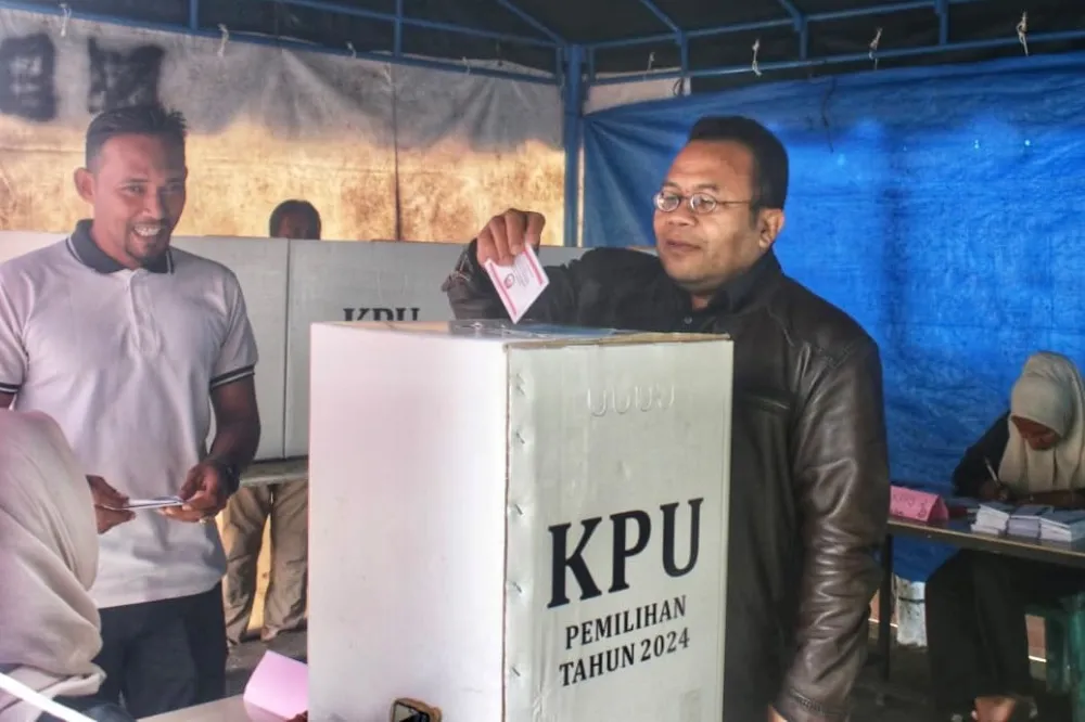 Wali Kota Meninjau TPS Saat Pemilihan di Gampong Paya Seunara